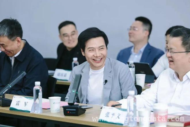 雷军武大班会：讲述造车故事，激励学子前行，雷军回母校谈造车，强调热爱是成功关键