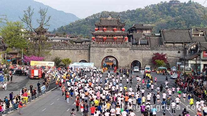 2025成都世遗马拉松：用脚步丈量遗产，用赛事赋能城市 2025成都世遗马拉松：跑向世界遗产，邂逅运动与文化之美