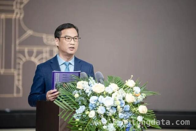清华求真书院“求真游目讲座”，点亮南京学子科学梦，“求真游目讲座”南京开讲，丘成桐寄语江苏学子