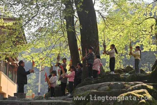 深山苗寨八年蜕变，结对帮扶助力振兴，八载帮扶路，乌英苗寨绘就乡村振兴新画卷