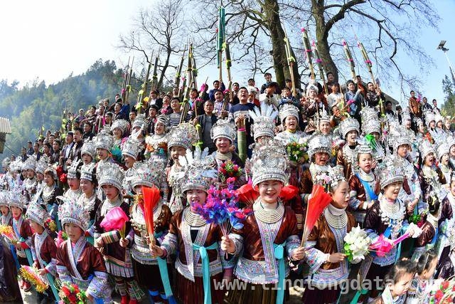 深山苗寨八年蜕变，结对帮扶助力振兴，八载帮扶路，乌英苗寨绘就乡村振兴新画卷