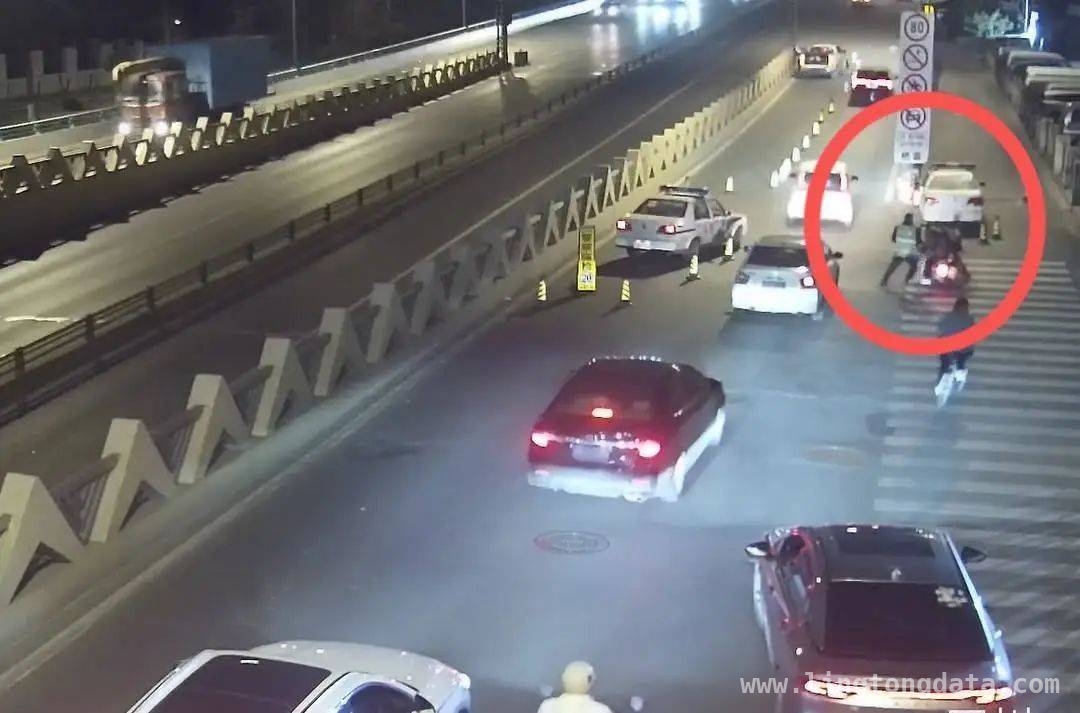酒驾冲卡自食恶果，成都交警严打不贷！，拒绝酒驾莫侥幸，冲卡逃避法难容！
