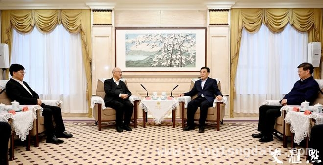 丘成桐会晤江苏领导，共绘数学科研与创新发展新蓝图，江苏携手丘成桐，推动数学科研与产业创新融合