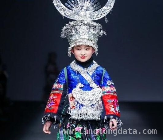 大山孩子T台绽放，中国非遗惊艳世界，原生态之美：从大山到国际舞台的非遗传奇