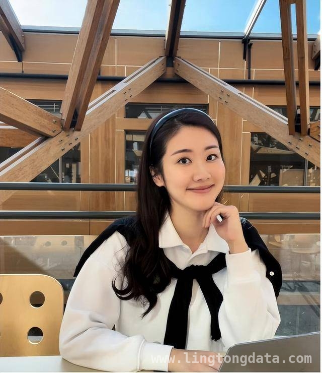 邓佩仪舞台唱歌现发福态，曾传不和绯闻她前路几何？ 昔日TVB小花邓佩仪分享唱歌视频，网友期待其回归荧幕