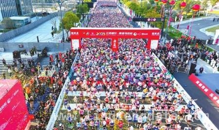 马拉松“空中漫步”：身体极限的警示