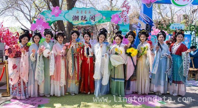 “泉城花朝”邂逅山东新华，传统文化与潮流消费完美碰撞，2025济南花朝节盛大开幕，山东新华书店亮点纷呈