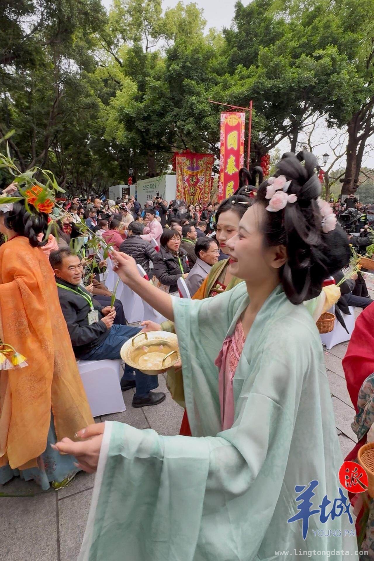 泮塘北帝诞庆聚，传统宴席里的美好寓意，广州荔湾北帝诞：一场融合大湾区文化的长桌宴