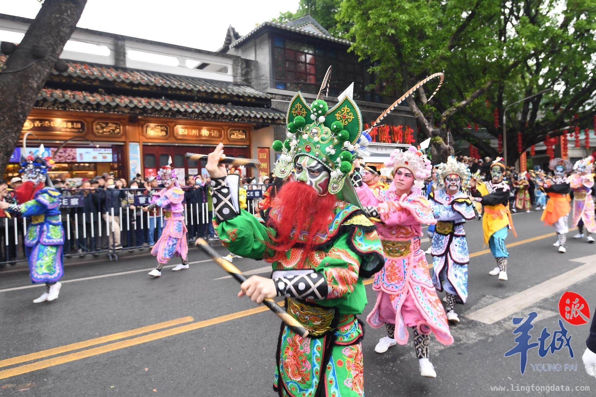 泮塘北帝诞庆聚，传统宴席里的美好寓意，广州荔湾北帝诞：一场融合大湾区文化的长桌宴