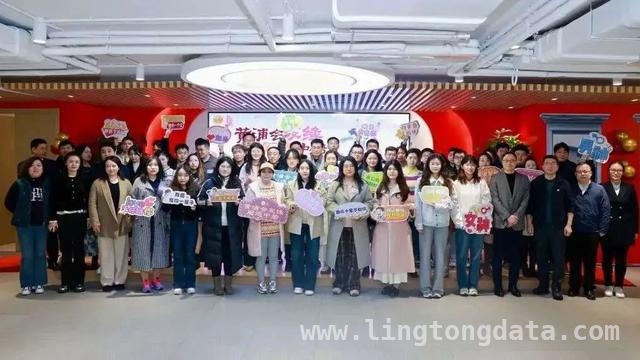 “爱情巴士”载着青年职工，在老城厢邂逅春日之爱，沪上11路“爱情巴士”，为青年职工牵起缘分红线