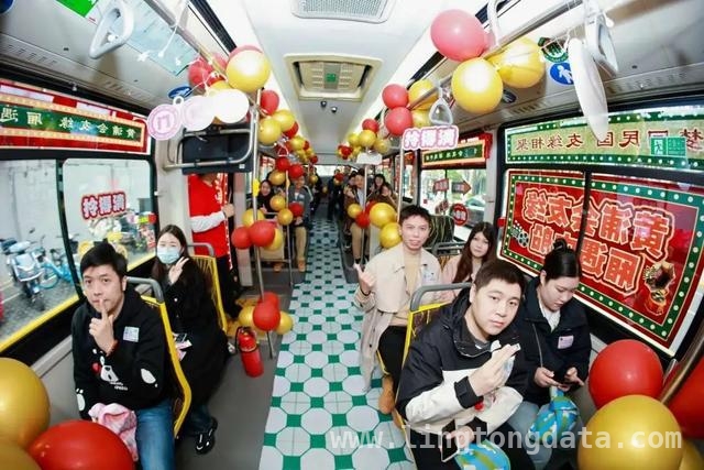 “爱情巴士”载着青年职工，在老城厢邂逅春日之爱，沪上11路“爱情巴士”，为青年职工牵起缘分红线