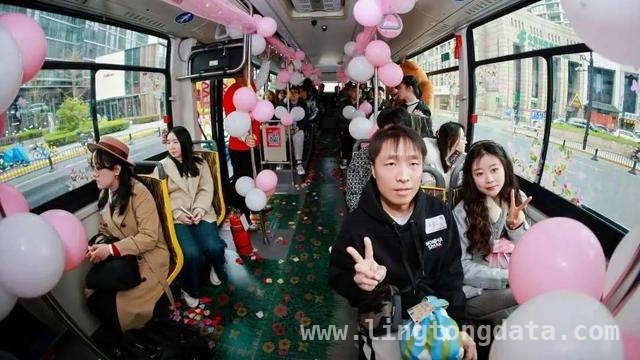 “爱情巴士”载着青年职工，在老城厢邂逅春日之爱，沪上11路“爱情巴士”，为青年职工牵起缘分红线