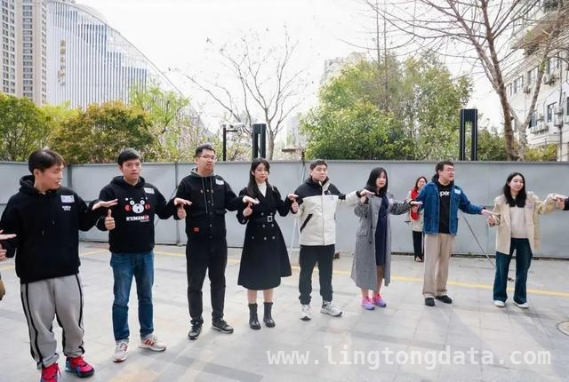 “爱情巴士”载着青年职工，在老城厢邂逅春日之爱，沪上11路“爱情巴士”，为青年职工牵起缘分红线