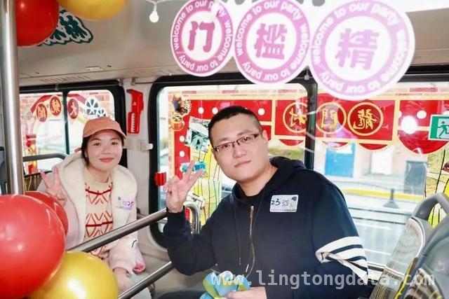 “爱情巴士”载着青年职工，在老城厢邂逅春日之爱，沪上11路“爱情巴士”，为青年职工牵起缘分红线