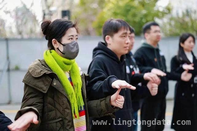 “爱情巴士”载着青年职工，在老城厢邂逅春日之爱，沪上11路“爱情巴士”，为青年职工牵起缘分红线