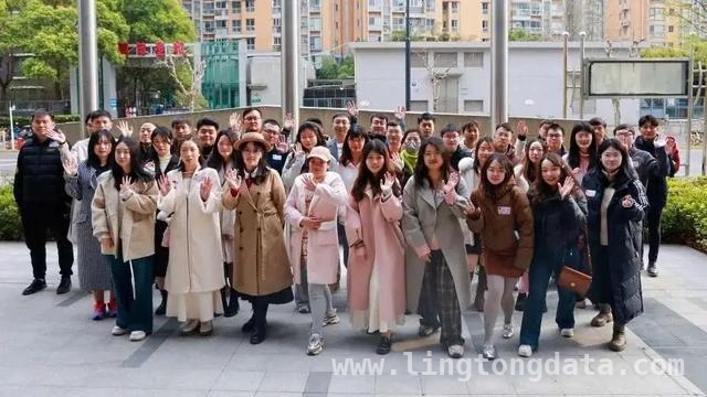“爱情巴士”载着青年职工，在老城厢邂逅春日之爱，沪上11路“爱情巴士”，为青年职工牵起缘分红线