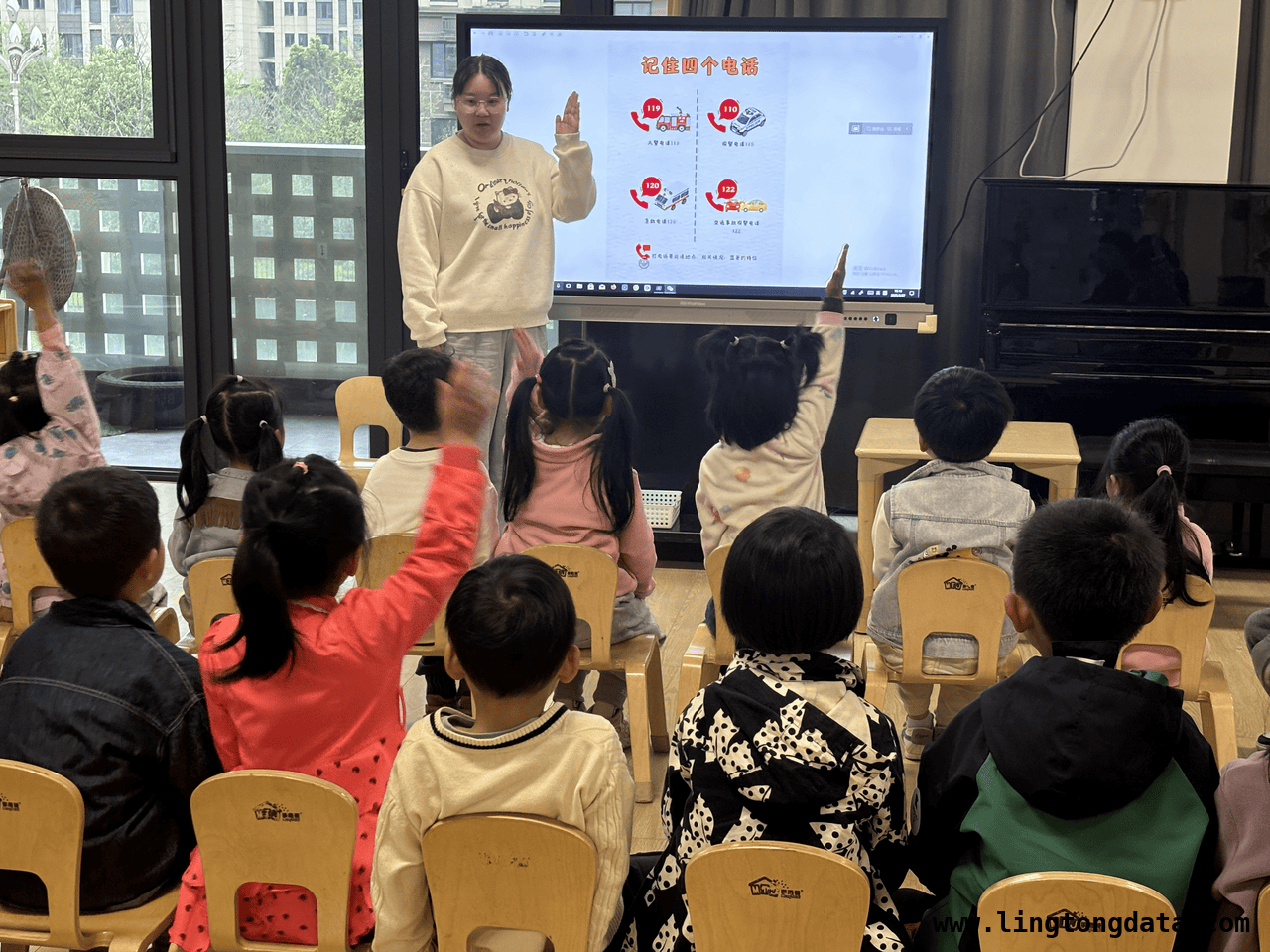 德清二实幼安全教育日活动：为孩子筑牢安全防线 德清二实幼安全教育活动：让孩子学会自我保护