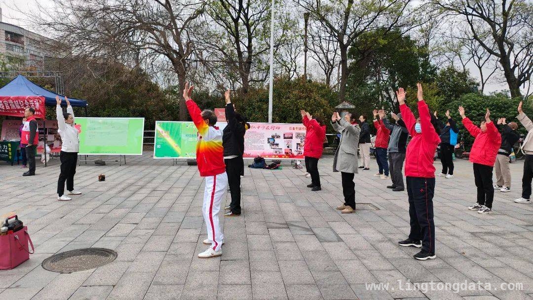 “老年体育公益培训社区行”：八段锦点亮洼字街社区 专业指导助力，洼字街社区中老年人学会八段锦