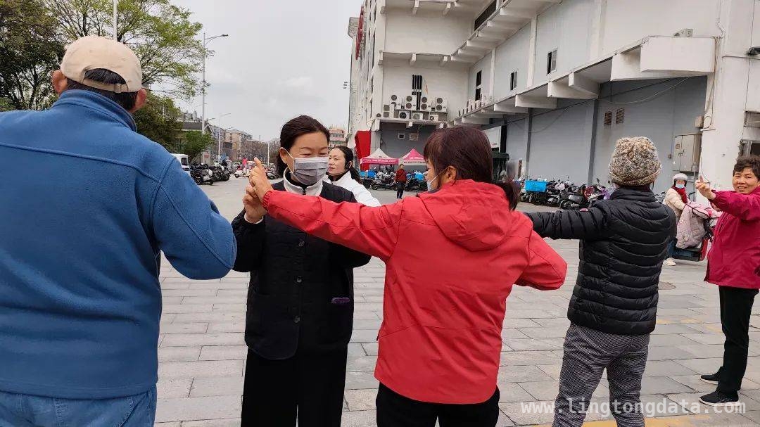 “老年体育公益培训社区行”：八段锦点亮洼字街社区 专业指导助力，洼字街社区中老年人学会八段锦