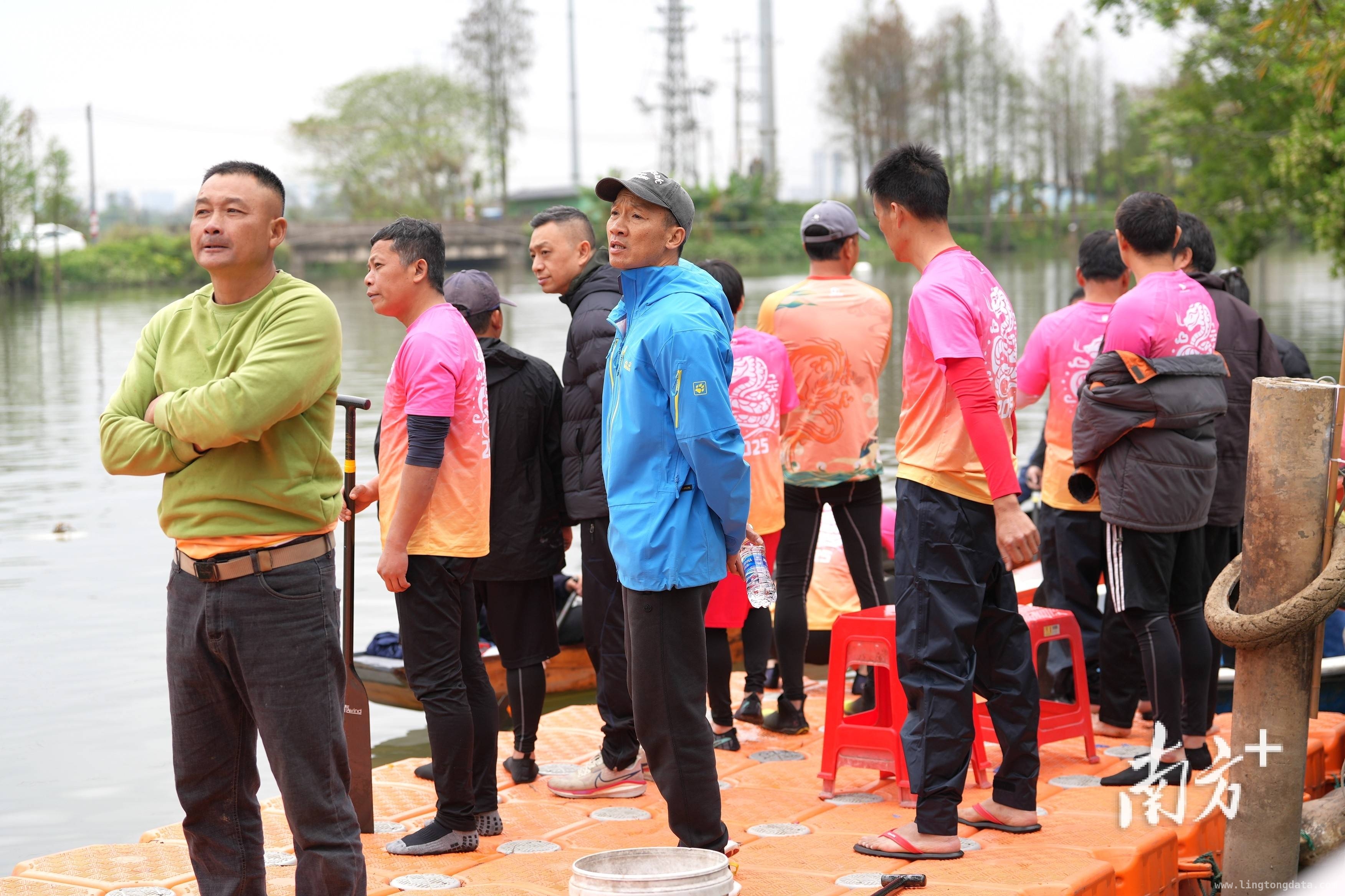 江门威东村龙艇邀请赛激情开赛，村民共庆楼封顶