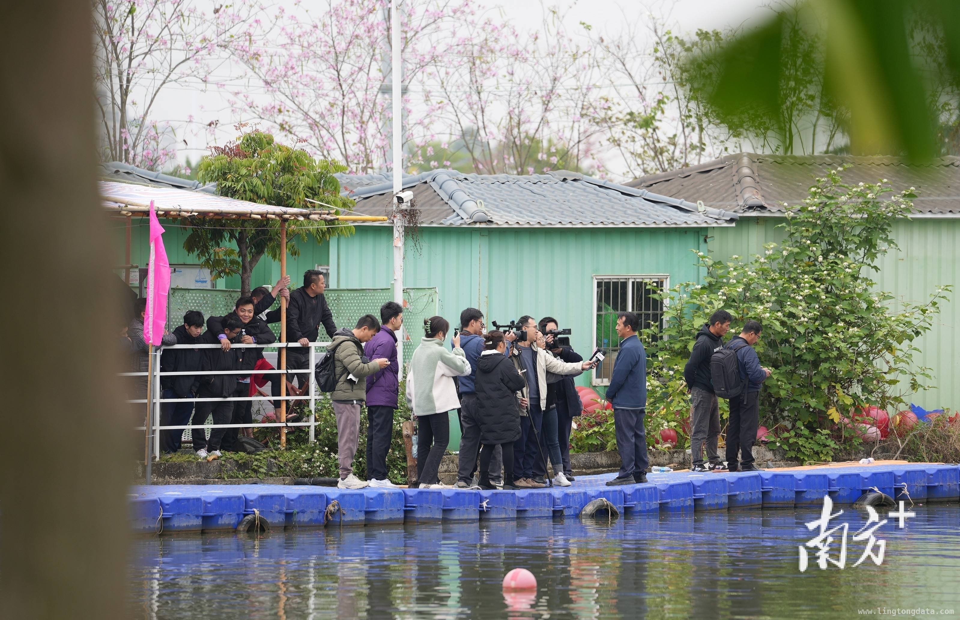 江门威东村龙艇邀请赛激情开赛，村民共庆楼封顶