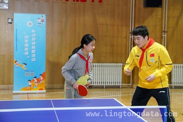 校园里的国乒盛宴：梁靖崑陈熠传递体育精神与梦想，国乒冠军走进校园，梁靖崑分享“六字秘诀”激励少年