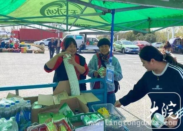 “盒饭姐”摊上浪费事，人气依旧挡不住！