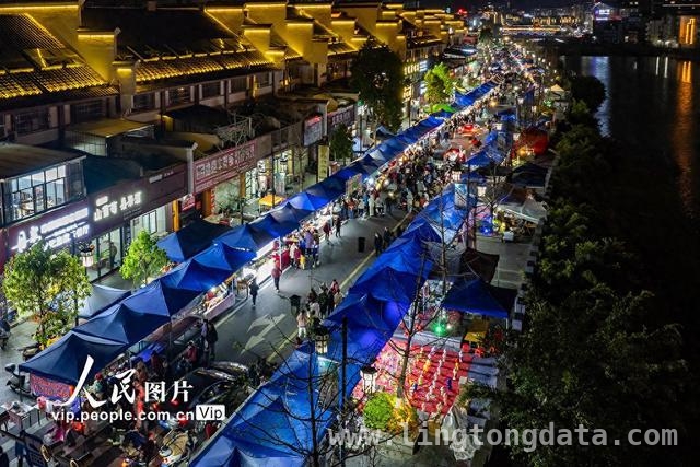 广西蒙山“土嘢吃”乡味大集，带火夜间消费 “三月三”假期，蒙山美食一条街热闹非凡