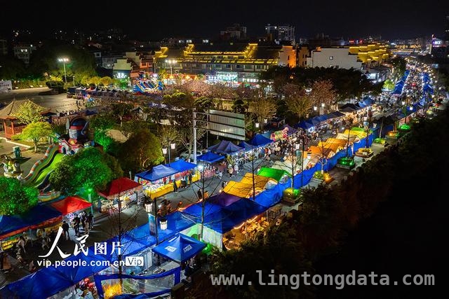 广西蒙山“土嘢吃”乡味大集，带火夜间消费 “三月三”假期，蒙山美食一条街热闹非凡