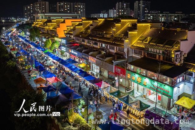 广西蒙山“土嘢吃”乡味大集，带火夜间消费 “三月三”假期，蒙山美食一条街热闹非凡