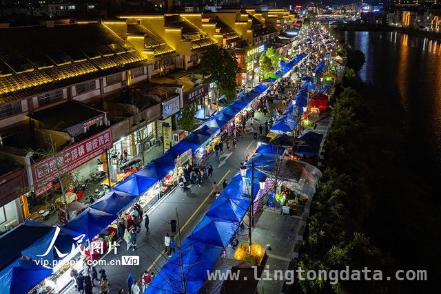 广西蒙山“土嘢吃”乡味大集，带火夜间消费 “三月三”假期，蒙山美食一条街热闹非凡