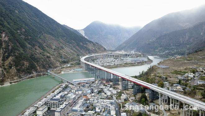 3月31日喜讯：泸定至石棉高速得妥特大桥双幅贯通！，山区桥梁建设奇迹：泸定至石棉高速得妥特大桥刷新纪录