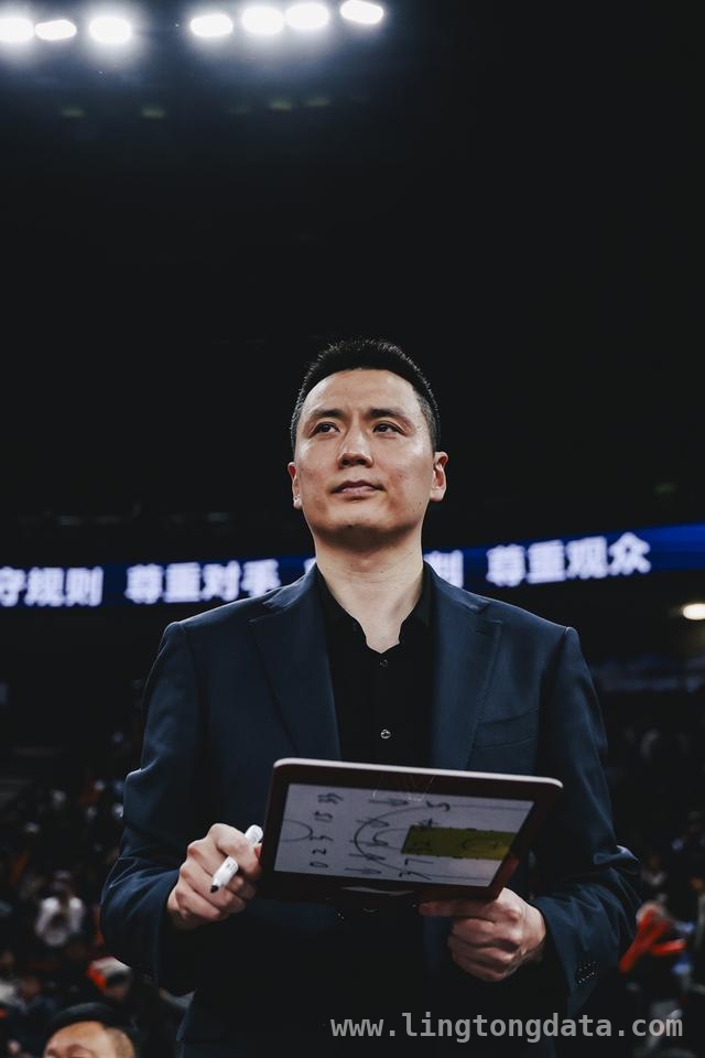 卢伟率上海男篮逆袭，季后赛首战客场挑战广东！，上海男篮低开高走，季后赛对阵广东队前景几何？