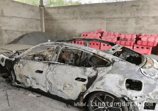 小米SU7高速事故背后：家属质疑与官方回应，高速惊魂：小米SU7碰撞爆燃，多方介入调查