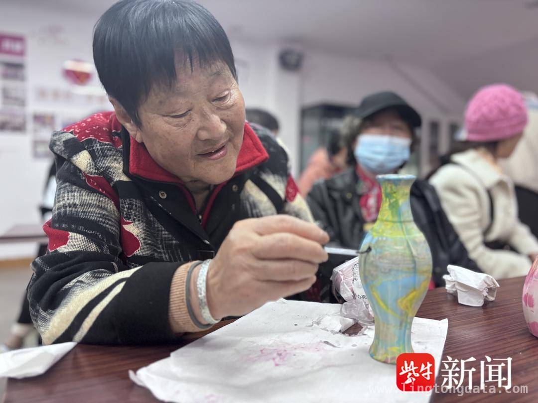 水拓工艺走进胥虹社区，非遗文化焕新活力 乐龄学堂水拓活动：姑苏区胥虹社区的艺术盛宴