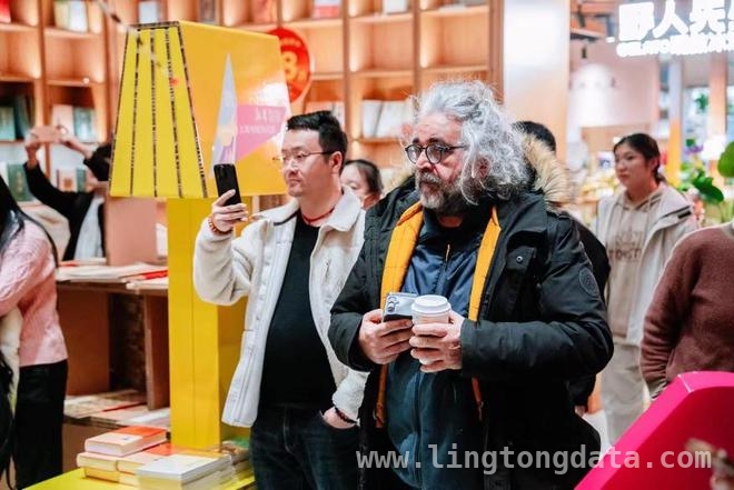 00后非遗传承人引领安顺地戏快闪，古老艺术焕新魅力