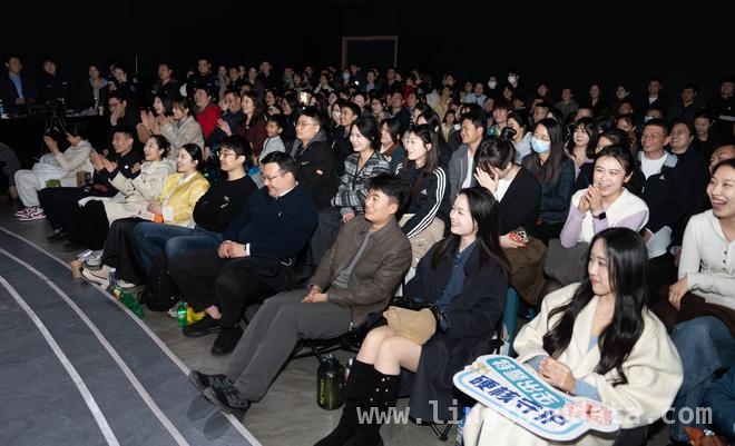 破圈！枣庄公安用脱口秀拉近与群众距离，枣庄公安“i在警营”脱口秀，打造警民沟通新桥梁