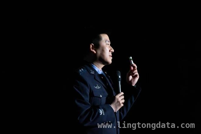 破圈！枣庄公安用脱口秀拉近与群众距离，枣庄公安“i在警营”脱口秀，打造警民沟通新桥梁