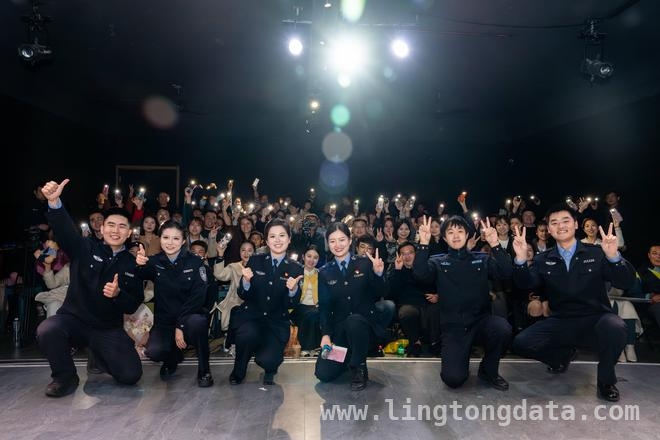 破圈！枣庄公安用脱口秀拉近与群众距离，枣庄公安“i在警营”脱口秀，打造警民沟通新桥梁