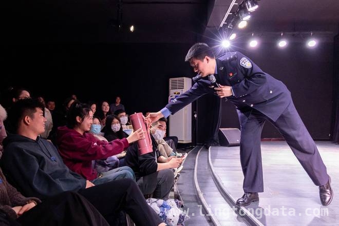 破圈！枣庄公安用脱口秀拉近与群众距离，枣庄公安“i在警营”脱口秀，打造警民沟通新桥梁