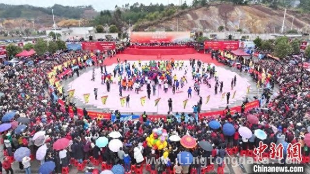 苍梧“三月三”抢花炮，一场非遗与美食的狂欢盛宴！，北京游客赞“东方橄榄球”，苍梧“三月三”魅力难挡！