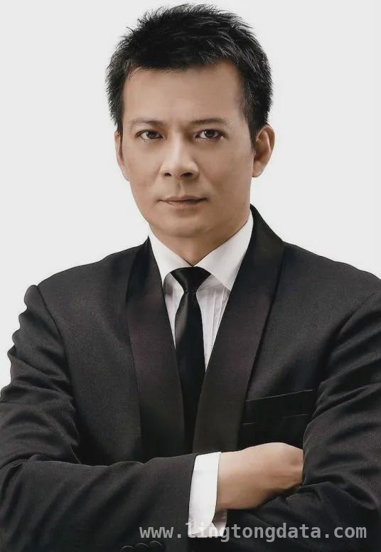 63岁黄日华：侠气不减，公益不停，从郭靖乔峰到公益先锋，黄日华的传奇人生