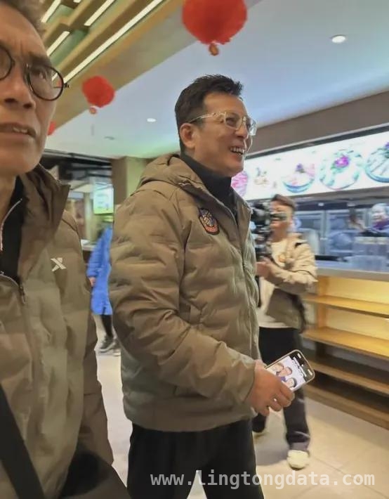 63岁黄日华：侠气不减，公益不停，从郭靖乔峰到公益先锋，黄日华的传奇人生