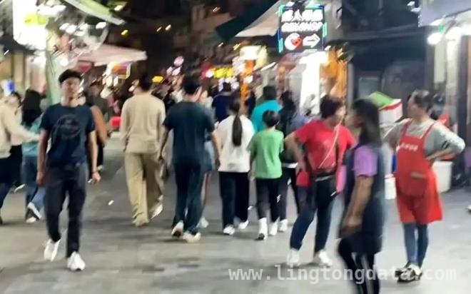 惊爆！汪小菲香港夜市一家温馨现身背后的豪门秘事