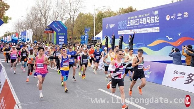 2025上海长江半程马拉松：青龙机器人开启智慧体育新时代