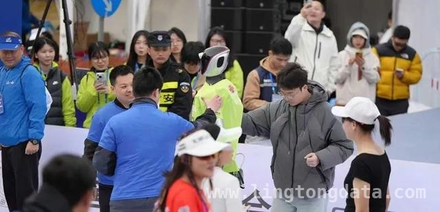 2025上海长江半程马拉松：青龙机器人开启智慧体育新时代