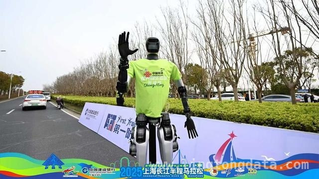 2025上海长江半程马拉松：青龙机器人开启智慧体育新时代