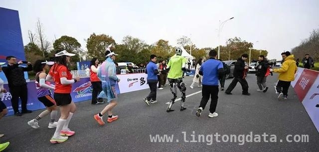 2025上海长江半程马拉松：青龙机器人开启智慧体育新时代