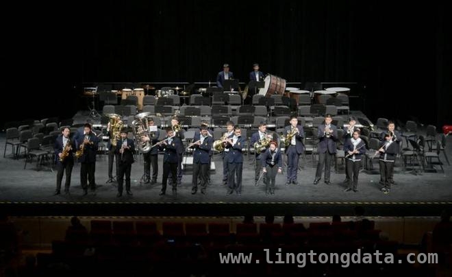 百岁指挥家曹鹏与“星星的孩子”，共赴音乐之约，“爱在春天”交响音乐会：自闭症孩子舞台绽放光芒