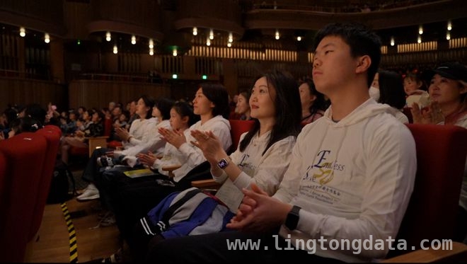 百岁指挥家曹鹏与“星星的孩子”，共赴音乐之约，“爱在春天”交响音乐会：自闭症孩子舞台绽放光芒